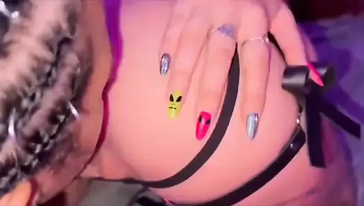 Malu paz mengundangku untuk membuat video bersamanya, kami saling muasin lubang pantat satu sama lain!! Bagian 2