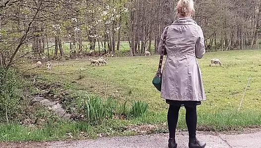 Зрелая Блондинка Получает Удовольствие От Секса После Прогулки