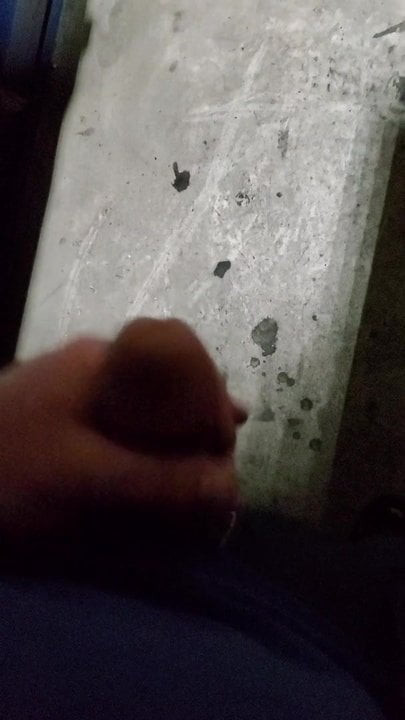 Mă joc cu pula mea la serviciu