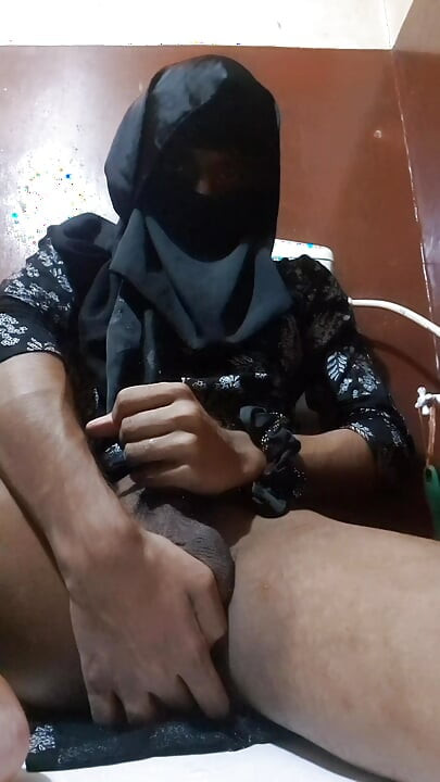 Hijabi sissy cum