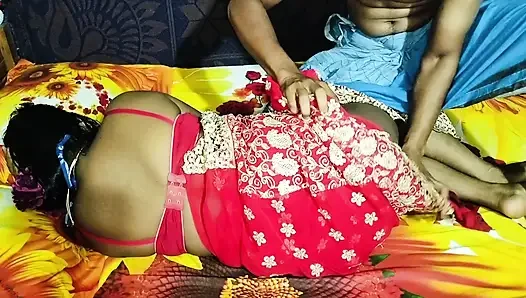 Desi vhabi bersetubuh keras dan kotor berbicara dengan pacarnya.