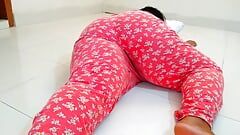 Єгипетська гаряча тітонька відпочиває після повернення з офісу, коли незнайомець грубо трахає її і кінчає ззаду - вірусний mms