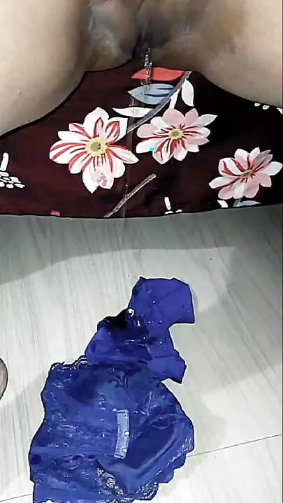 Bandana wearing Bhabhi Squirts.