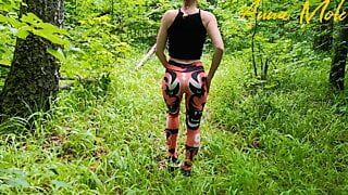 Masturbazione pubblica, una ragazza in leggings cammina nella natura