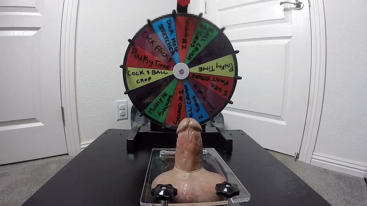 Mi madrastra juega la ruleta con mi polla y exprime todos los jugos