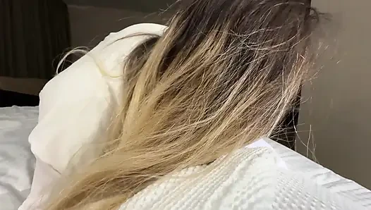 Мачеха застукала своего пасынок в охраннике и дала ему свой первый секс