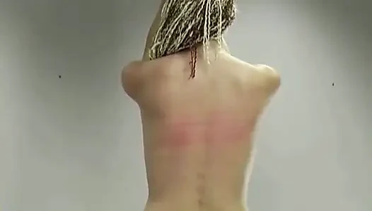 Amber spanking-maschine - nackte rückenpeitsche