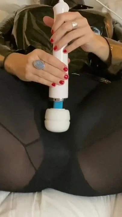 Una potente momento da "Mules neri, leggings neri, masturbazione con vibratore"