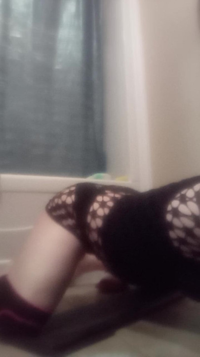 Un mic scuturare de cur pe la spate... Îți imaginezi cât de sexy ar fi dacă ai fi chiar în spatele meu?