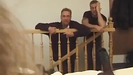 Дикая дама-блондинка из Германии заботится о двух загруженных членах