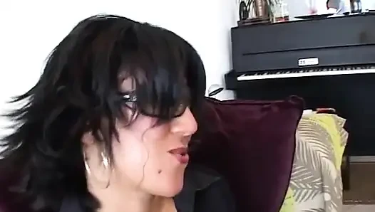 Morgane spielt dildo bei ihr zu hause