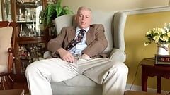 Zilveren 66-jarige papa masturbeert