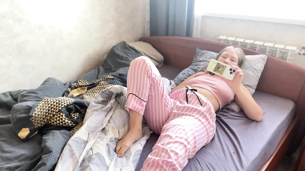 妻子在我们的床上看着高潮