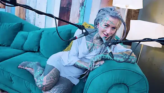 O hakkında konuşuyorum - Aş - asmr podcast sfw konuşuyor gotik sıska kız dreadlocks dövmeli model dövmeli kız