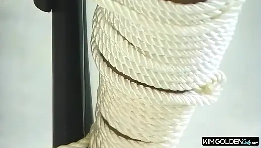 Sinnliche Bondage mit prallen Bruesten