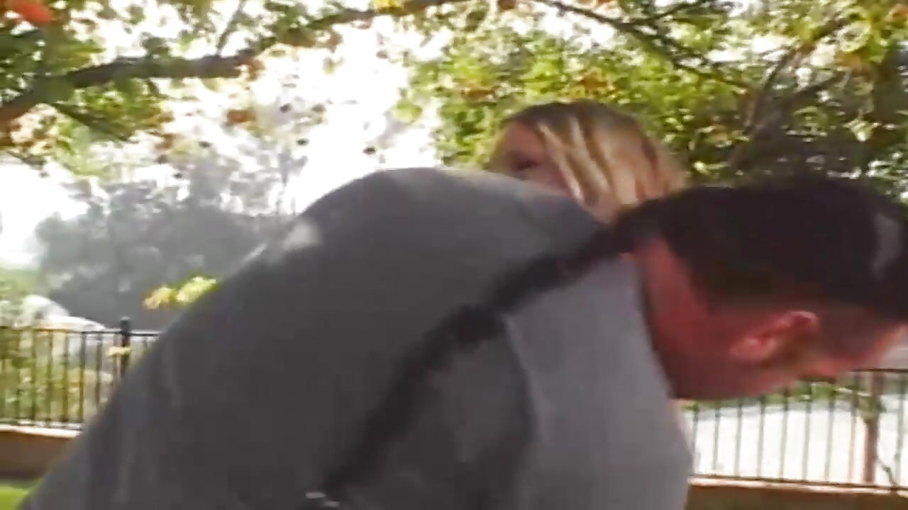Blonďatá holka se roztáhla doširoka ve venkovním pěstění