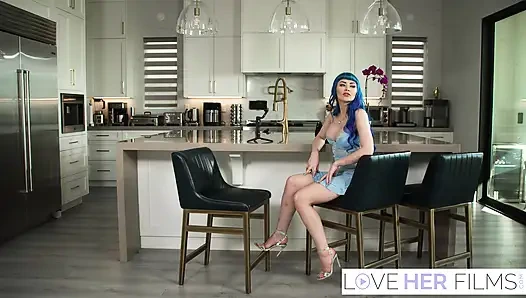 Jewelz Blu And Valerica Steele Sucks Each Other Foot