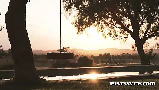 Orta yaşlı seksi kadın Julia Pink yarak emmeyi gerçekten biliyor