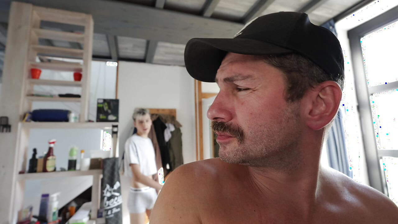 Twink je htio popušiti kurac svom očuhu i dobio ga