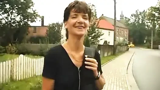 Reife brünette spritzte auf titten, nachdem sie den schwanz des alten mannes gelutscht hatte