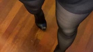 Transexual caminando en medias de nylon y tacones