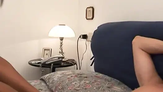 Грязная шлюха принимает массивный хуй во все ее шлюховатые дырки