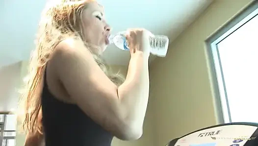 Schönheit kriegt einen harten schwanz tief in den hals, nachdem er abgeholt wurde