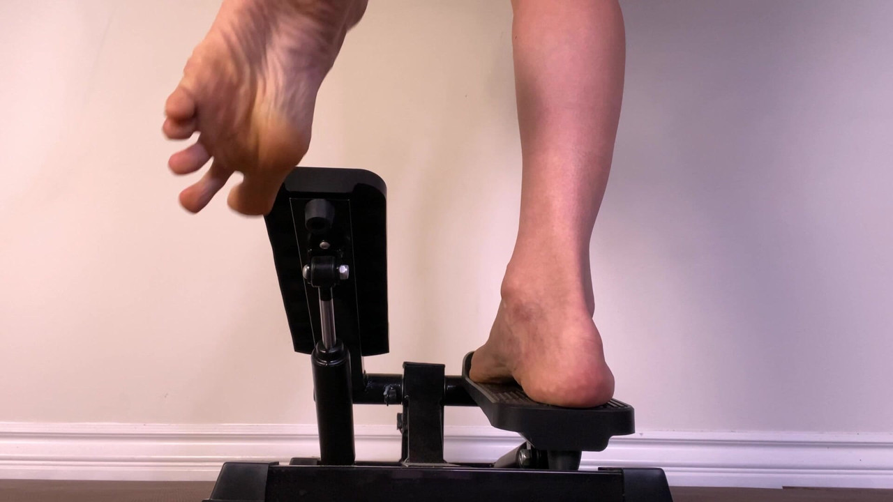 Barefoot in Stepping Machine