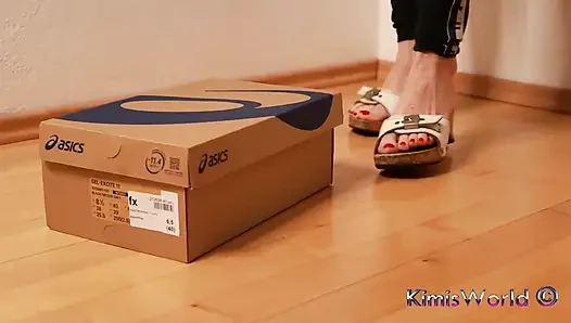 Asmr wooden clogs menginjak-ajak dan menghancurkan kotak sepatu