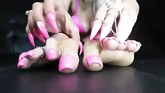 Девушка с силиконовыми розовыми ногтями на ногах, инструкция по дрочке - кто-нибудь знает ее имя?