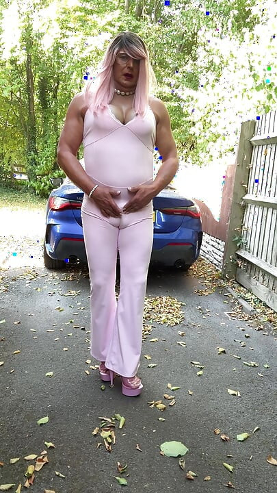 Crossdresser kellycd2022 u ružičastom kombinezonu i štiklama