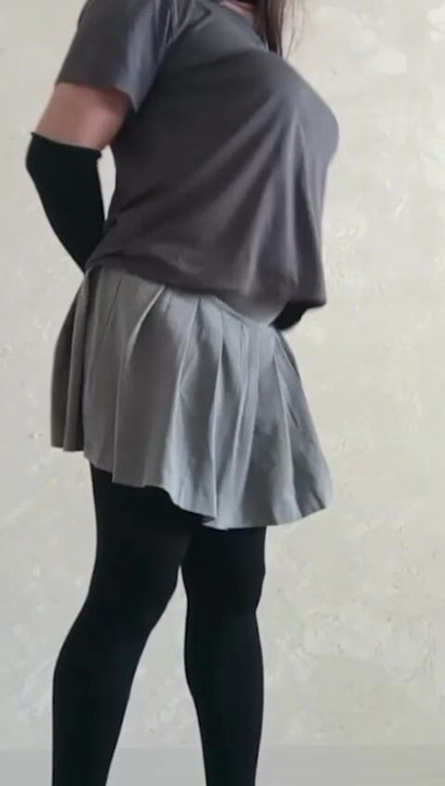 femboy ze spódnicą pokazuje swojego kutasa
