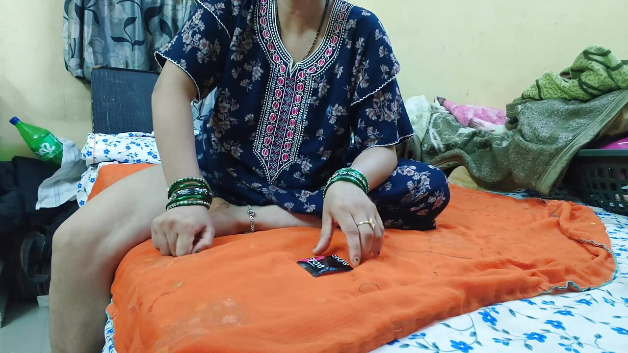 Bhabhi ko mc mai hi condom laga kar choda