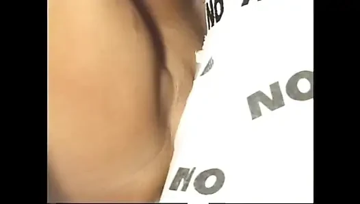 Blonde schlampe rettet einen reifen mann mit einem heißen blowjob