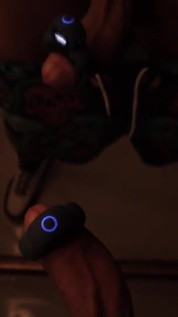 Kihagyhatatlan pillanat a "Big Uncut Cock Sex, Demon Handsfree Vibrator Maszturbáció, Cum On Mirror" című filmből