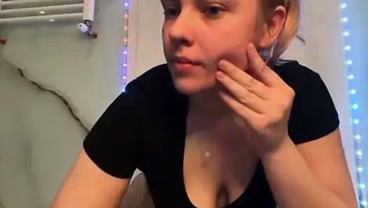 Jucielussie Masturbating on the bathroom close up