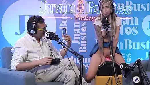 Oyuncaklarından daha iyi! Mollysmith Juan Bustos Podcast'te Sybian makinesinin her yerine fışkırtıyor