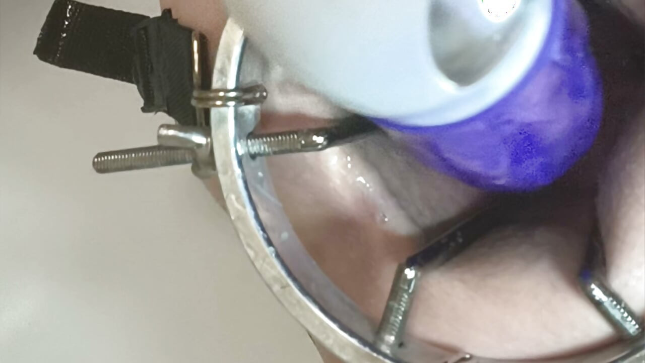 , vibrador completamente en el ano. Dilatador anal en primer plano, semen en el culo.