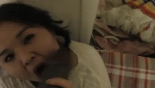 Dee lagi asik muasin dirinya sendiri