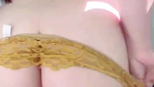 Sekretaris seksi latina dengan pantat bahenol melucuti semua pakaiannya di kantor sambil masturbasi di depan kamera