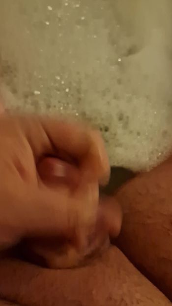 Leche goteando en la bañera
