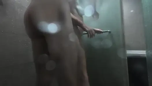 Я не могу устоять, но трахать ее, когда я вижу ее мокрую и голую