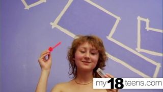My18teens - roodharige slet masturbeert strakke kut en vrouw