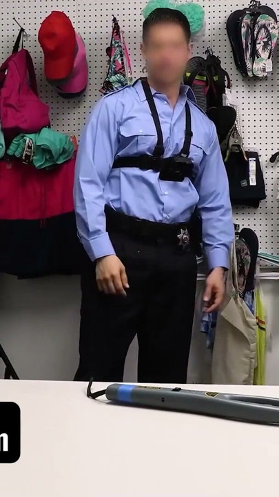 기프트 카드를 훔쳐 얼굴을 더럽히는 순진하고 순진한 거유 십대 Kandii - Shoplyfter | 클립 1