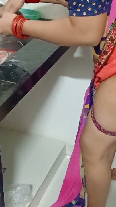 Bartan dho rahi hai andar bai are muze pani pina hai | Clip 1