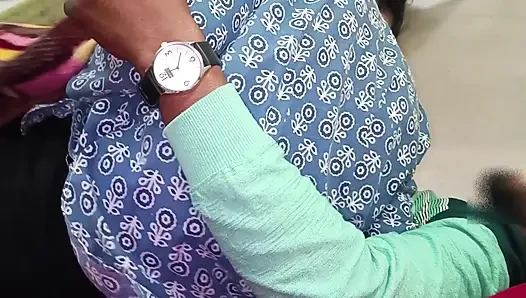 Hintli kız ilk kez erkek arkadaşının evinde net Hintçe ses tam viral videoda sikiliyor