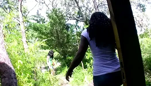 Siyah amcık önemlidir, orta yaşlı seksi kadın dışarıda sikişiyor