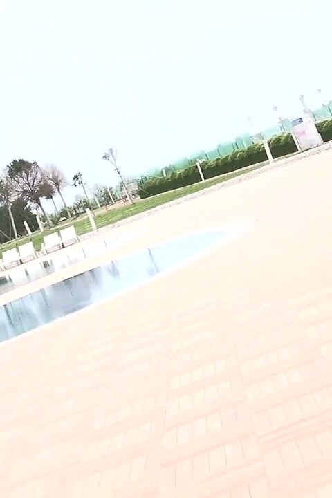 Uốn cơ thể của cô ấy trong Holliday