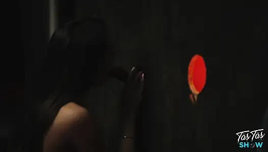 Muhteşem esmer kulüpte bir yabancı tarafından sikiliyor - glory hole