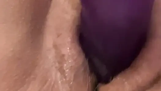 großer lila dildo gibt dieser MILf die besten orgasmen